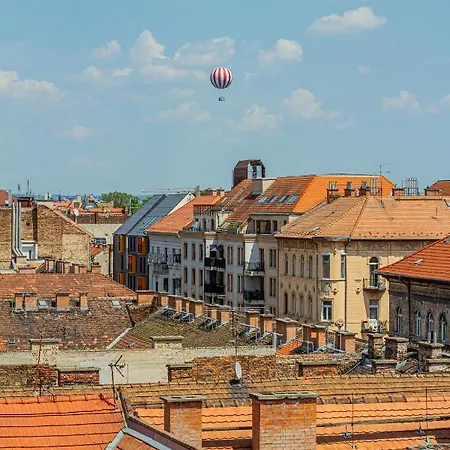 Luxury With Balcony In Downtown Budapeşte