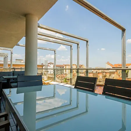 Apartment Luxury With Balcony In Downtown