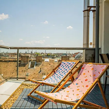 Luxury With Balcony In Downtown Apartment
