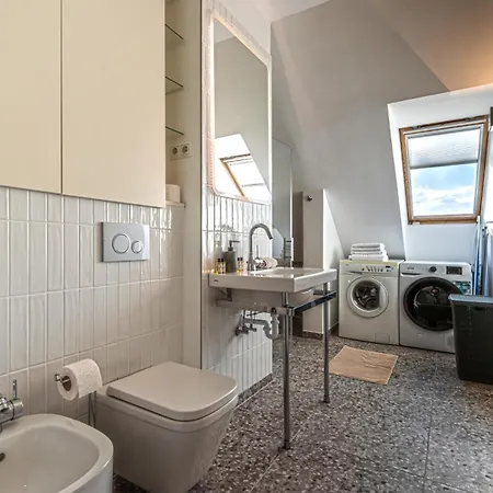 Luxury With Balcony In Downtown بودابست