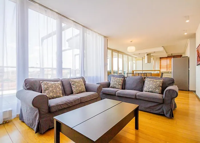 Luxury With Balcony In Downtown