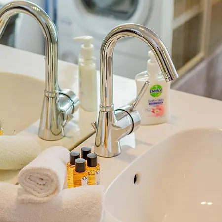 דירה Luxury With Balcony In Downtown